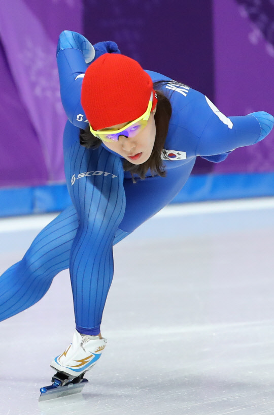 [올림픽] 이상화 '오직 500m에만 집중'  '빙속 여제' 이상화가 13일 오전 강릉 스피드스케이팅경기장에서 500m 3연패를 위한 훈련을 하고 있다.       이상화는 14일 예정된 여자 1,000ｍ에 출전하지 않기로 하고 18일 치러지는 500m 경기 준비에 집중하고 있다.